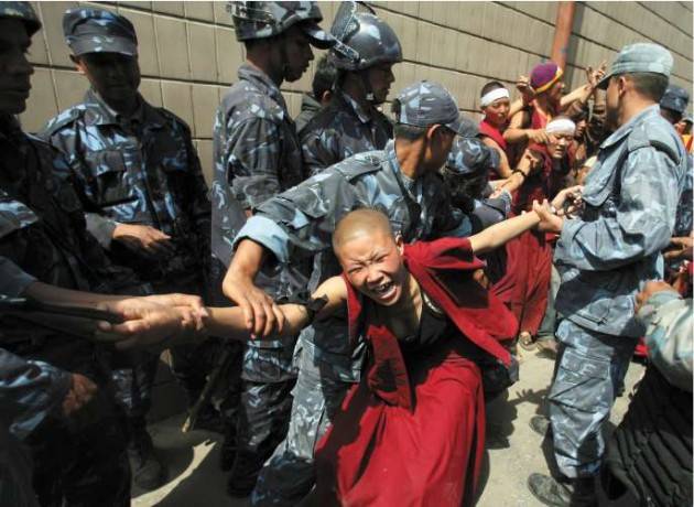 Accadde Oggi 14 marzo  2008 – Tibet: L'esercito Cinese spara sui monaci manifestanti; decine i morti.