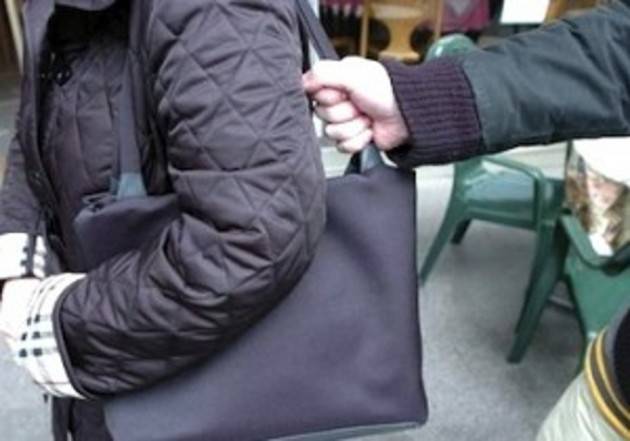Busto Arsizio - Uomo denunciato per furto con strappo e l'ex fidanzata per favoreggiamento