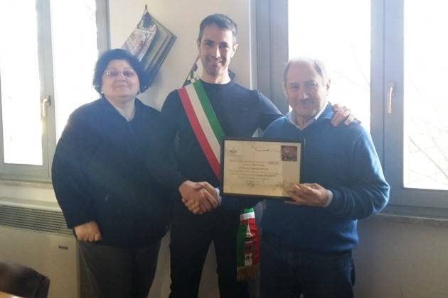 Spino d’Adda (Cremona), al Sindaco Riccaboni un riconoscimento dagli apicoltori