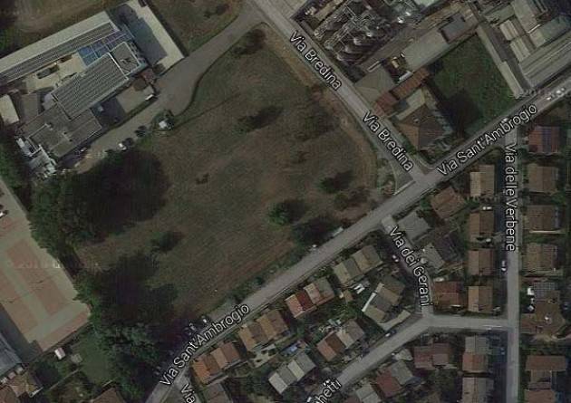 Posa del primo albero al 'Bosco dei nati' lunedì mattina in via Bredina a Cremona