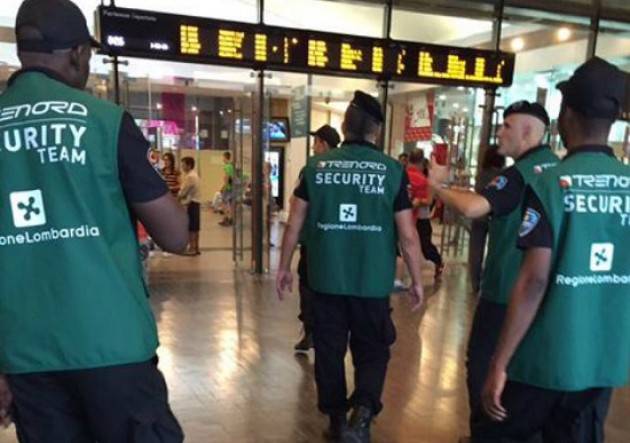 Spacca la testa a ragazza sul treno.