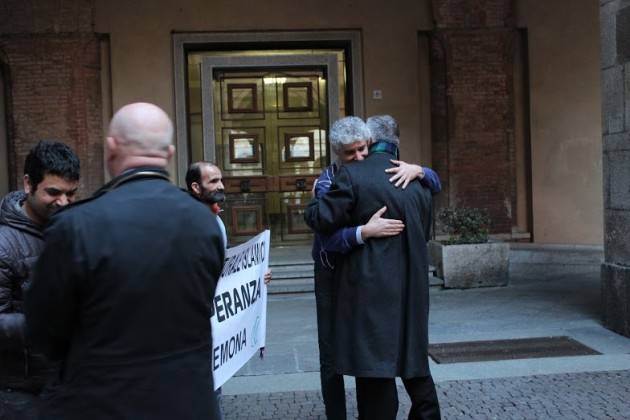 Siamo tutti Europei Il Vescovo abbraccia rappresentante centro islamico ed il Sindaco di Cremona