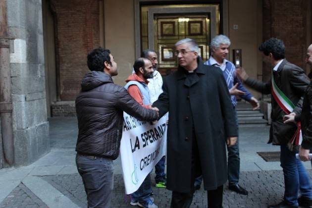 Siamo tutti Europei Il Vescovo abbraccia rappresentante centro islamico ed il Sindaco di Cremona