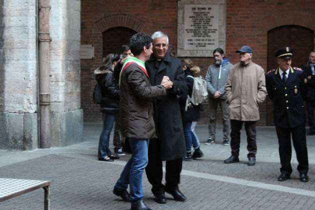 Siamo tutti Europei Il Vescovo abbraccia rappresentante centro islamico ed il Sindaco di Cremona
