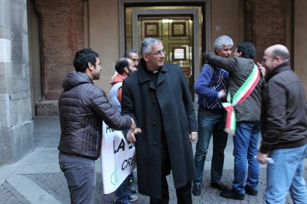 Siamo tutti Europei Il Vescovo abbraccia rappresentante centro islamico ed il Sindaco di Cremona