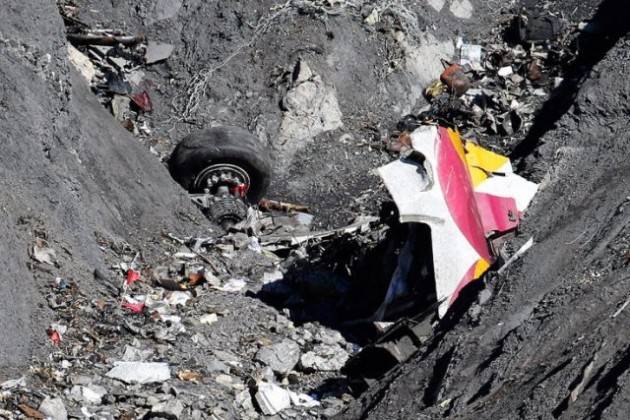 Accadde Oggi 24 marzo 2015 - Disastro aereo del Volo Germanwings 9525. (Video Elvis Presley)