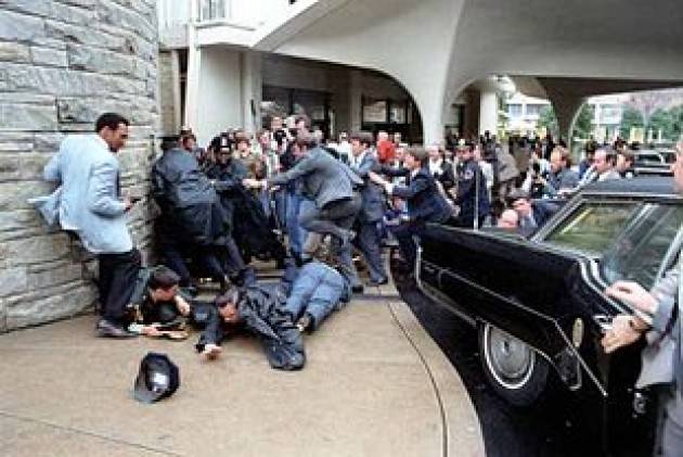 Accadde Oggi 30 marzo 1981 – Il presidente USA Reagan è ferito in un attentato (Video Regan, Califfano e Baltimora)