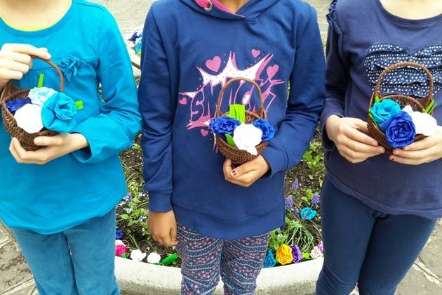 Madignano (Cremona), il Blue Day alla Scuola Primaria tra fiori e natura