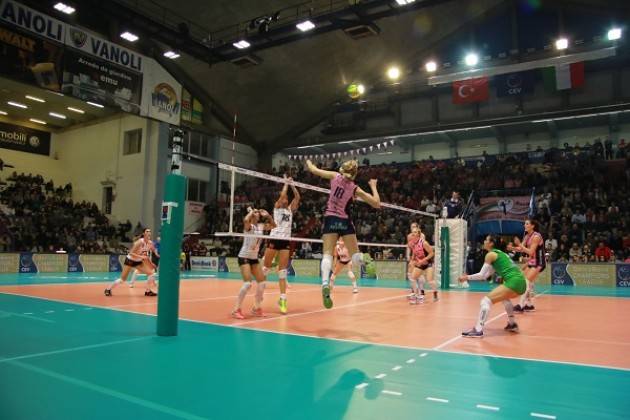Cremona ‘in rosa’ per la Final Four. Vetrine a tema e sconti ai tifosi su musei e audizioni