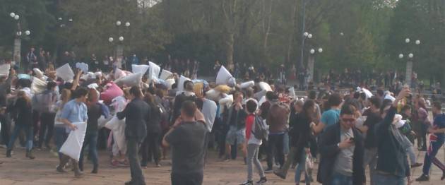 (Video) Milano - Guerra coi cuscini all'Arco della Pace
