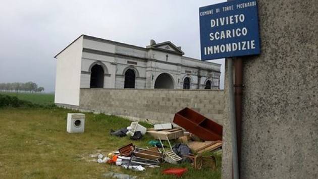 Torre de Picenardi incivile abbandono di rifiuti nei pressi del cimitero di Pozzo Baronzio