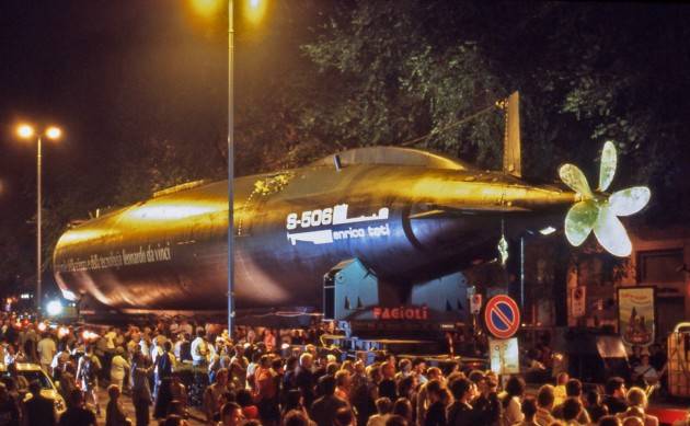Accadde Oggi 5 aprile 2001 - Il sottomarino Enrico Toti parte dal porto di Augusta diretto a Milano (Video Nirvana)