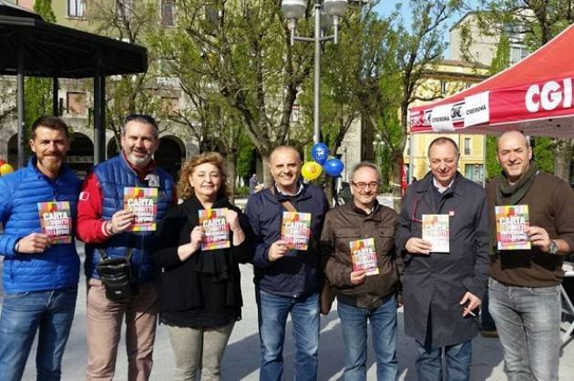 (Video) Cgil Cremona Quattro firme per estendere i diritti del lavoro. Ne Parlano Palmieri, Vangi, Sing,Oliviero e Balzarini.