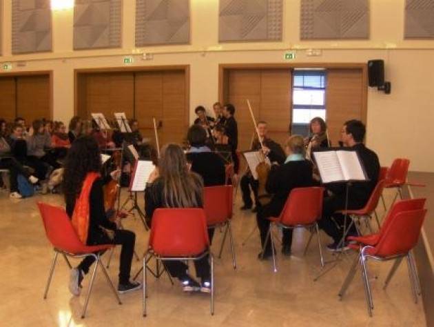 Concerti brevi di viola per le strade di Cremona 