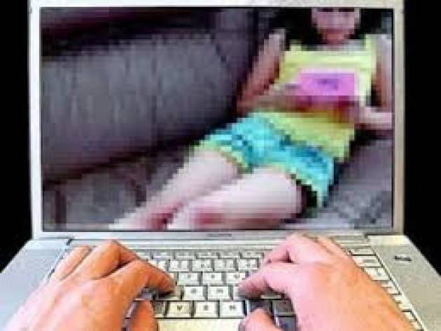 Scambiavano materiale pedopornografico, 13 denunciati in tutta Italia