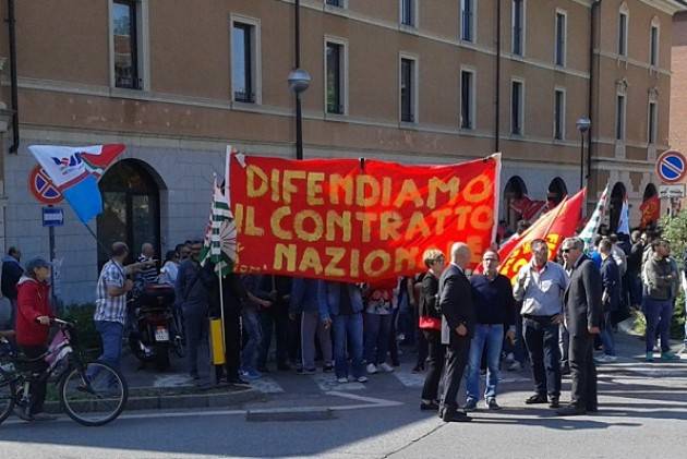 (Video) Sciopero metalmeccanici riuscito anche a Cremona. Presidio davanti alla sede di Confindustria