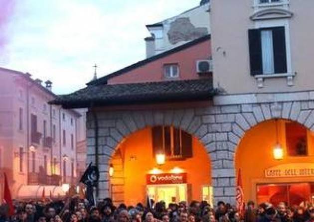 Desenzano - Occupazione di piazza Malvezzi 