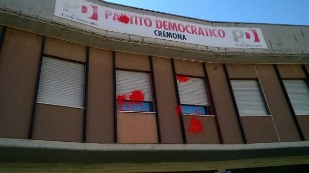 Atto vandalico alla sede del PD di Cremona la mattina del 25 aprile