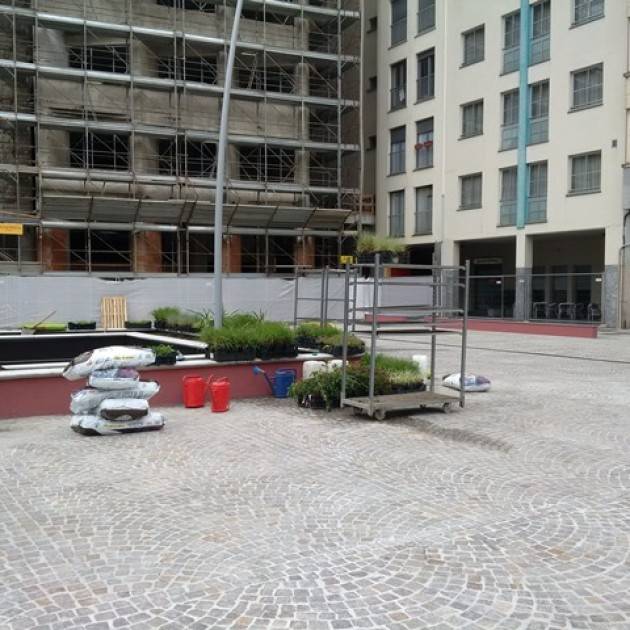 Milano  Riapertura di piazza Affari ai pedoni.