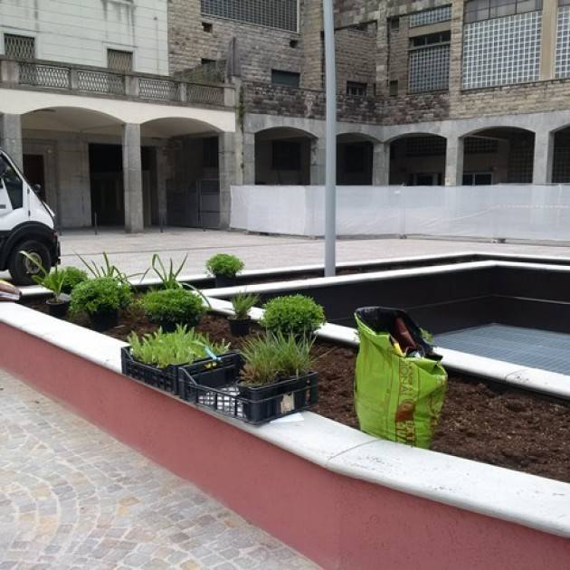 Milano  Riapertura di piazza Affari ai pedoni.