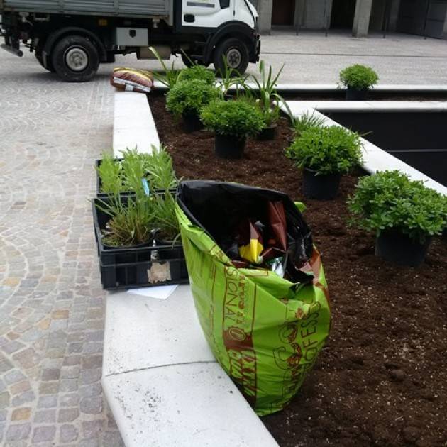 Milano  Riapertura di piazza Affari ai pedoni.