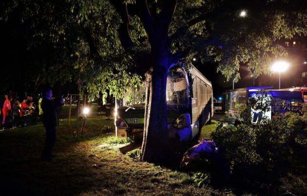 Milano - Bus si schianta contro un albero. Cinque feriti