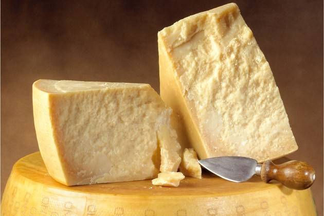 Latte, il Consorzio del Parmigiano Reggiano ha approvato il Piano produttivo