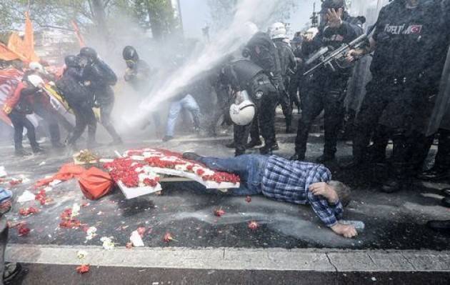 Turchia 1 maggio con scontri ed un morto ad ad Istanbul tra polizia e manifestanti