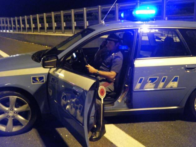 Milano - Tenta di uccidersi sotto un cavalcavia in autostrada
