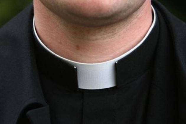 Prete piacentino è accusato di pornografia minorile e adescamento