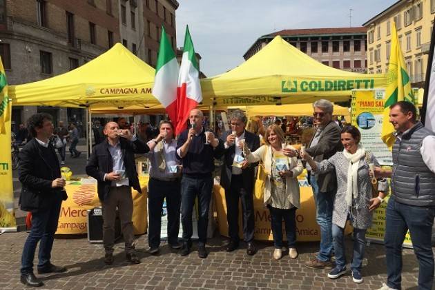 Cremona al Mercato di Campagna Amica Brindisi a base di latte, grandissima partecipazione