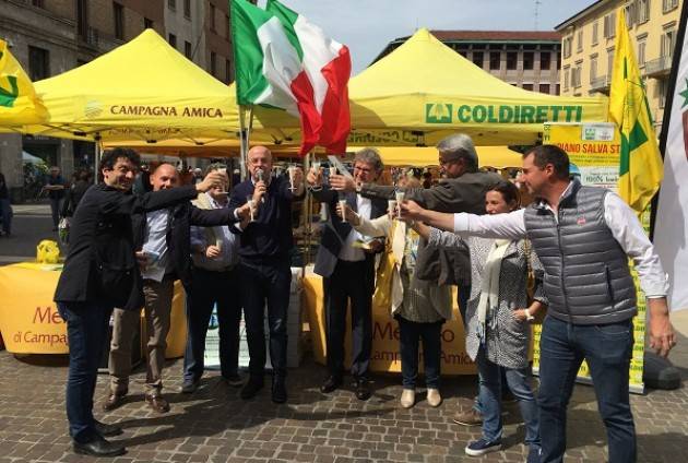 Cremona al Mercato di Campagna Amica Brindisi a base di latte, grandissima partecipazione