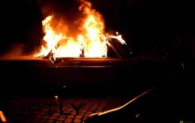 (Video) Auto bruciate a Berlino dopo gli scontri in Rigaer Strasse