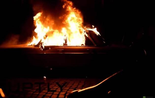 (Video) Auto bruciate a Berlino dopo gli scontri in Rigaer Strasse