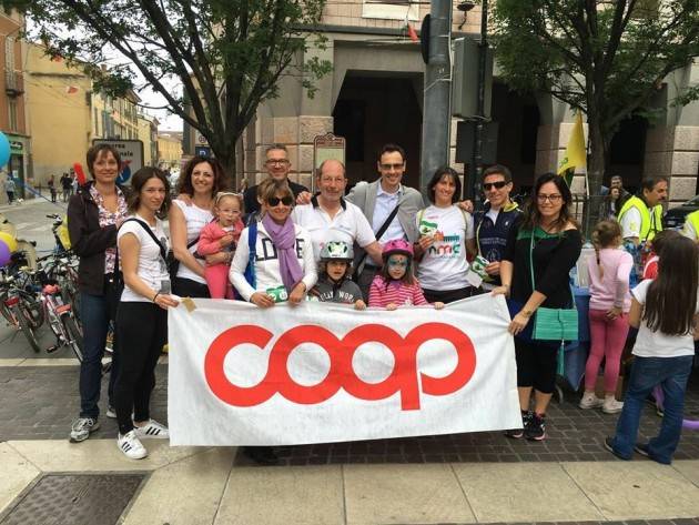 I Soci Coop Lombardia di Cremona premiano i vincitori della caccia al tesoro bimbinbici2016