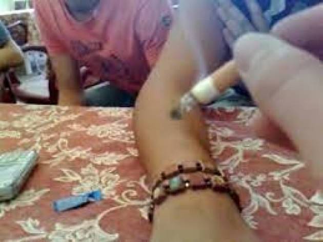 Spenge sigaretta su braccio a 17enne per avere soldi