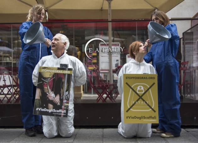 Flash mob contro il foie gras di 'Essere Animali' davanti al punto vendita di Eataly di Bologna