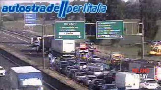Milano - Incidente sull'A1,  quattro feriti e traffico in tilt