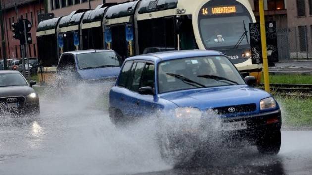 Milano - Nubifragio si abbatte sulla citta', evacuata una scuola, guasti nel metro', treni ed aerei in ritarto.