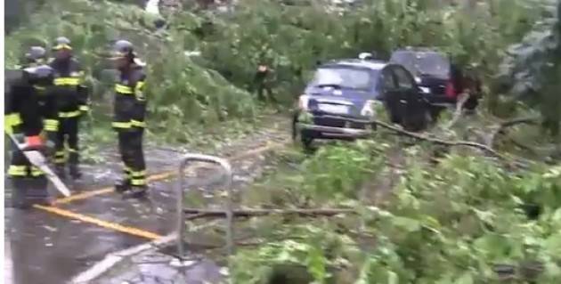 Milano - Nubifragio si abbatte sulla citta', evacuata una scuola, guasti nel metro', treni ed aerei in ritarto.