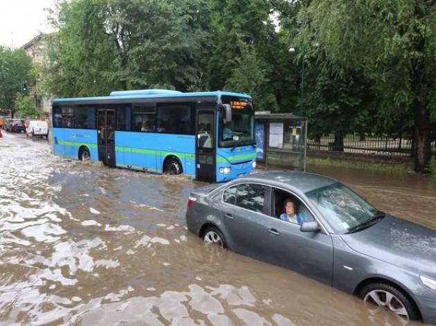 Milano - Fuoriuscito il fiume Lambro, Preallarme per il Seveso.  Le previsioni del meteo non sono rasserenanti: pioverà fino al 2 giugno compreso