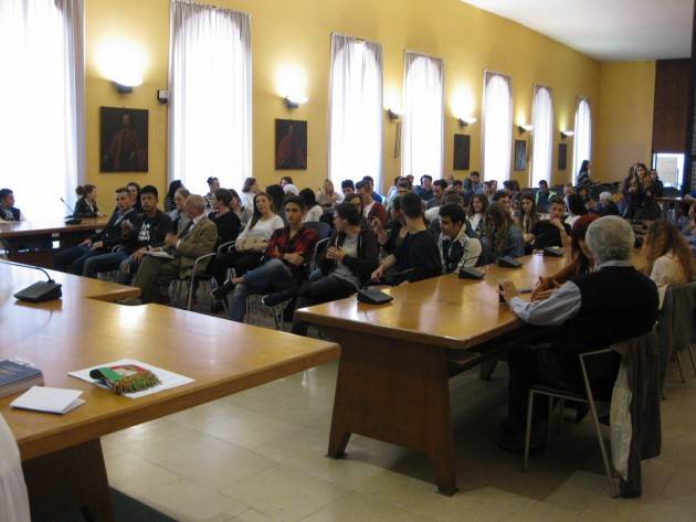 Crema Il Sindaco Bonaldi consegna la Costituzione ai neomaggiorenni