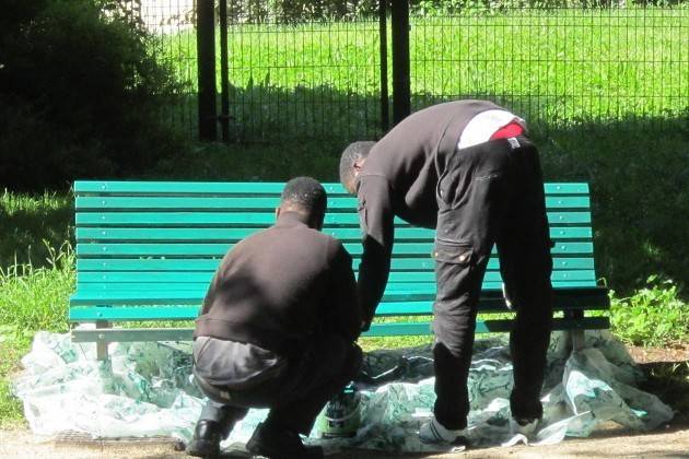 Cremona, rimesse a nuovo le panchine del Parco del Vecchio Passeggio
