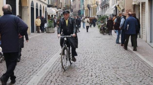 Pedoni e ciclisti: una questione di civile convivenza di Piercarlo Bertolotti  Fiab Cremona