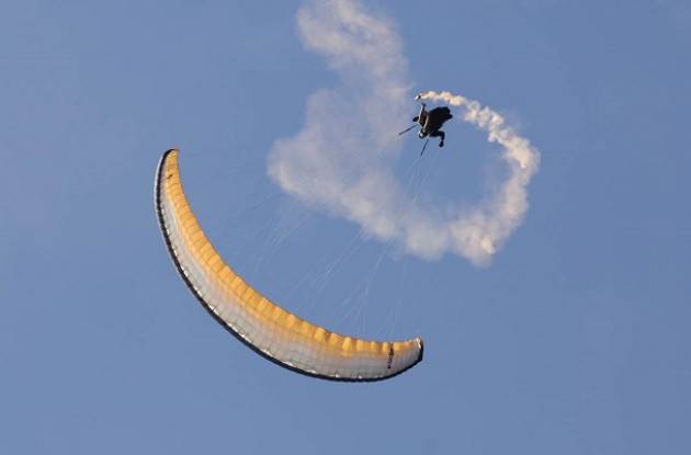 Acrobati in parapendio nei cieli del Trentino