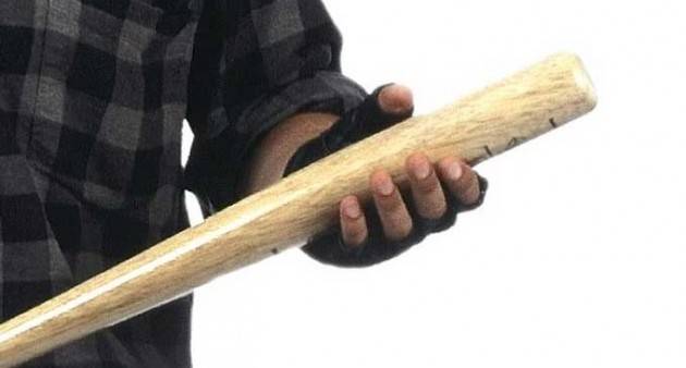 Bergamo Fermato in via Quarenghi con una mazza da baseball e un coltello a serramanico nell'auto: denunciato