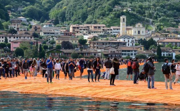 Piu' che un successo un assalto alla passerella sul lago d'Iseo