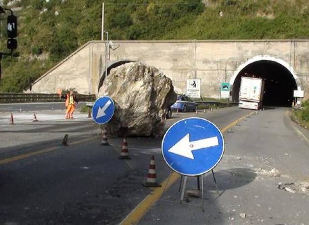 Livigno - Statale Foscagno Chiusa per caduta massi la Statale Foscagno