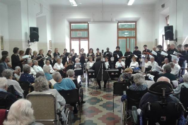I Video del  Grande successo del coristi  anziani ‘ La musica della vita’ con il Coro Porta  a Cremona Solidale