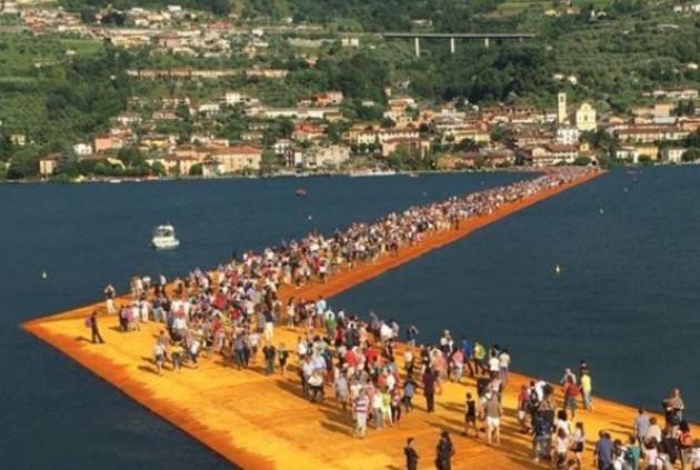 E se l’artista Christo creasse una  passerella per scopi umanitari? Di Carla Bellani (Cremona)